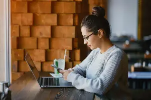 girl-working-on-a-laptop-at-a-restaurant-LP9X5KM (1)